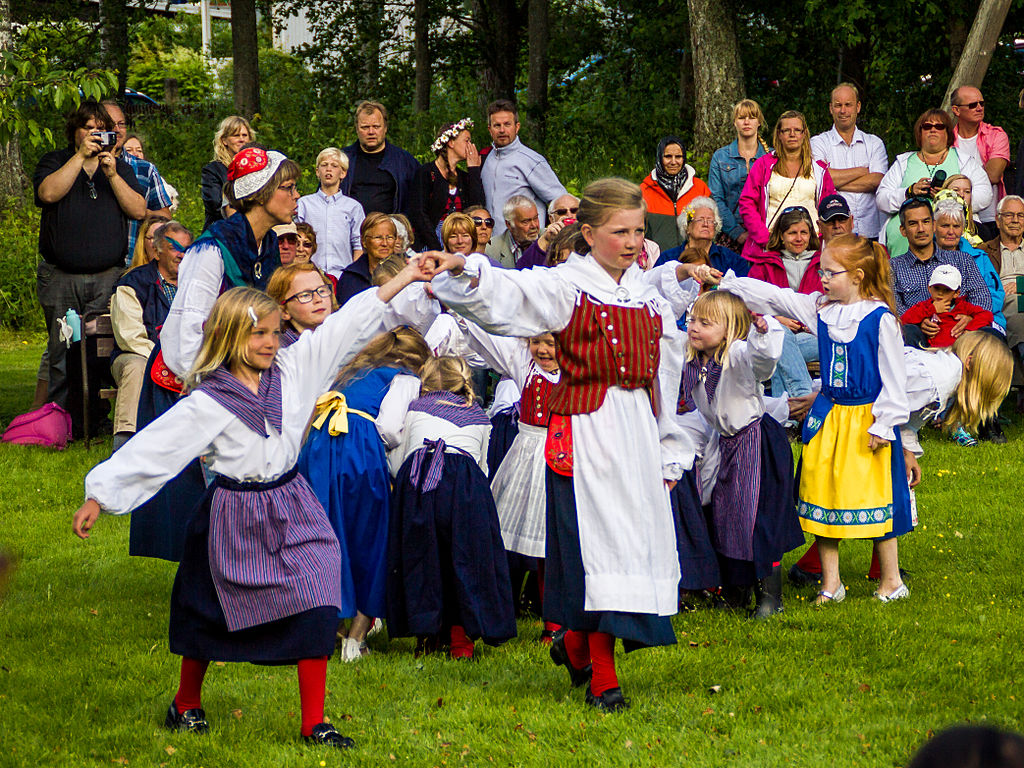 Folkdansande_barn_Lilla_midsommar_Säter_2014